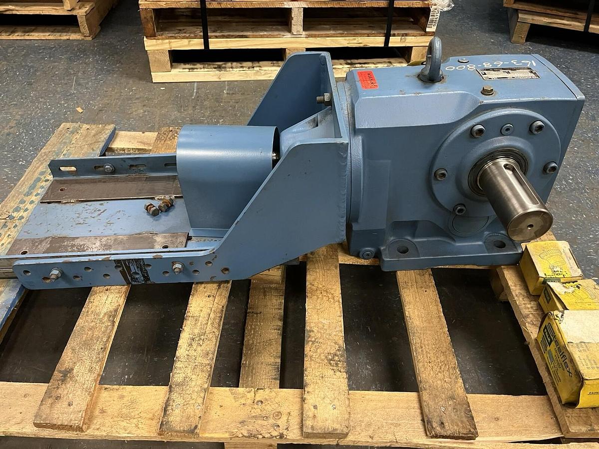 Used SEW EURODRIVE,K86Z8,GEAR REDUCER RATIO 55.55 TORQUE 15900 LB/IN