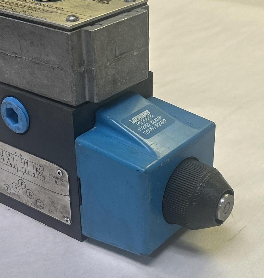 Used VICKERS,DG4S4W012CB60,DIRECTION PILOT VALVE