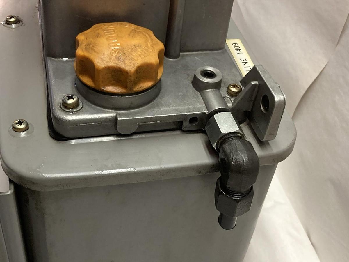 Used Showa,LCB-4 7986E,Lubrication Unit 1.2MPa 100V 50/60Hz 0.1 L/min