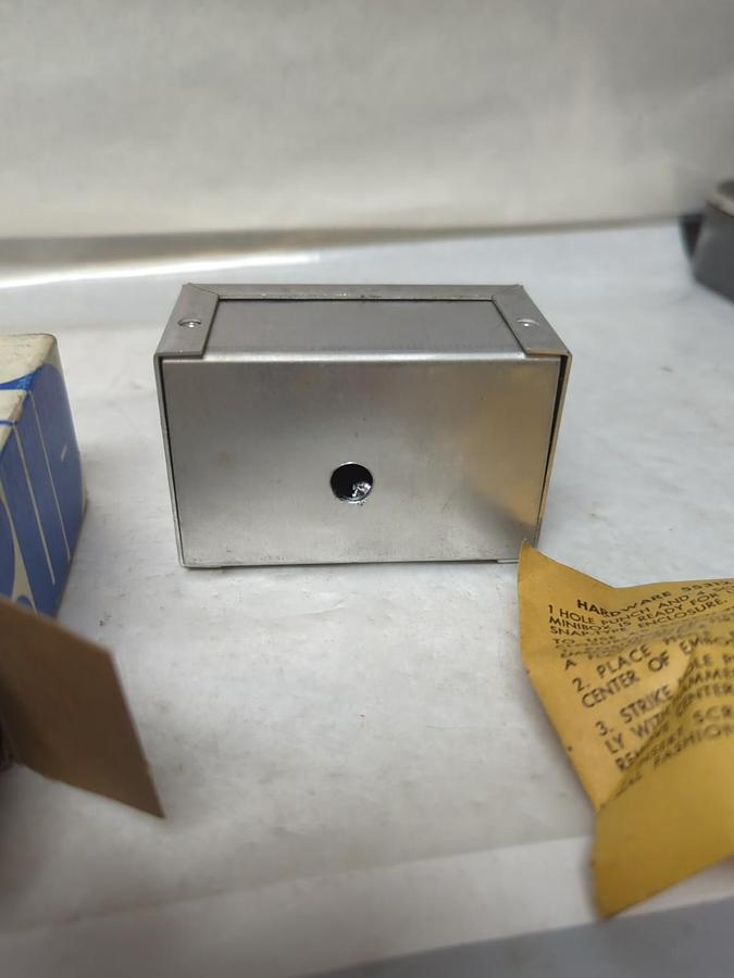 BUD,CU-3000-A,COMBO SNAP OR SCREW TYPE MINI-BOX 2-3/4 LX2-1/8WX1-5/8H INCHES NOS