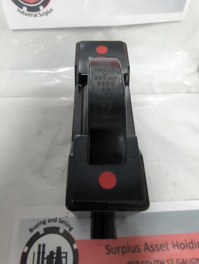 Used GEC,RS200,FUSELINK RED SPOT FUSE MOUNT/HOLDERV200 AMP 660V AC PRE-OWNED