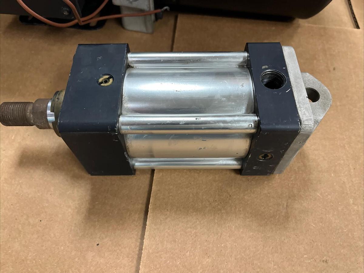 Used PARKER SHRADER BELLOWS,02.50-CBB2MAUS34AC-2.000,SERIES 2MA PNEUMATIC CYLINDER