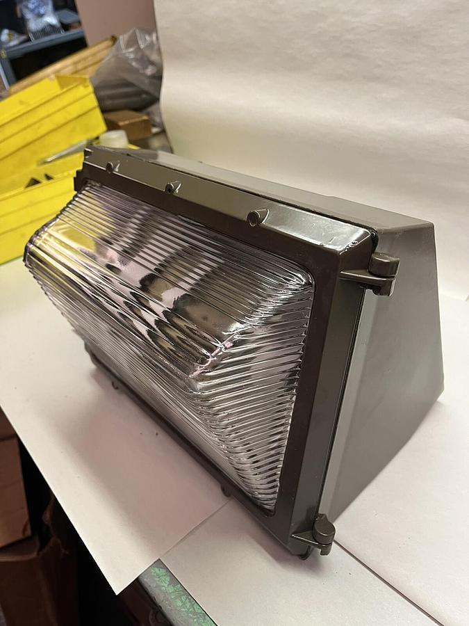 GE,WM7S15P1H1SN4DB,WALLMOUNT LUMINAIRE 175 WITH LAMP 150w