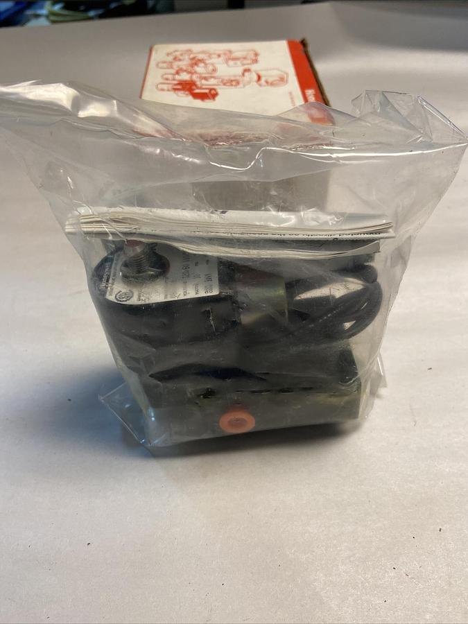 Used Honeywell,086300,Solenoid with 7341LAKDGNM0 Valve 1/8 IN 1/4 IN NPT 110/120V NOS