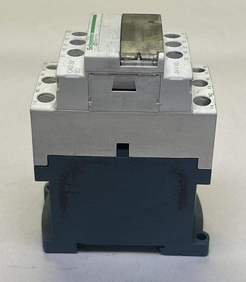 Used SCHNEIDER ELECTRIC,CAD23BD,CONTACTOR