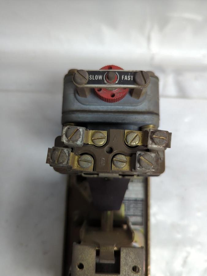 Used SQUARE D,9050-B0-1E,PNEUMATIC TIMING RELAY PRE-OWNED