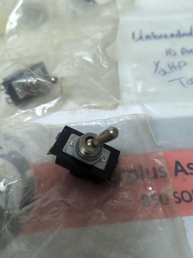 UNBRANDED,10AMP,TOGGLE SWITCH 10 AMP 250 VAC 1/2 HP LOT OF 7 NOS
