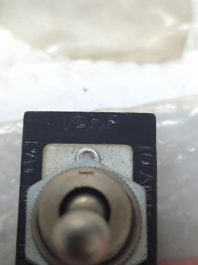 UNBRANDED,10AMP,TOGGLE SWITCH 10 AMP 250 VAC 1/2 HP LOT OF 7 NOS