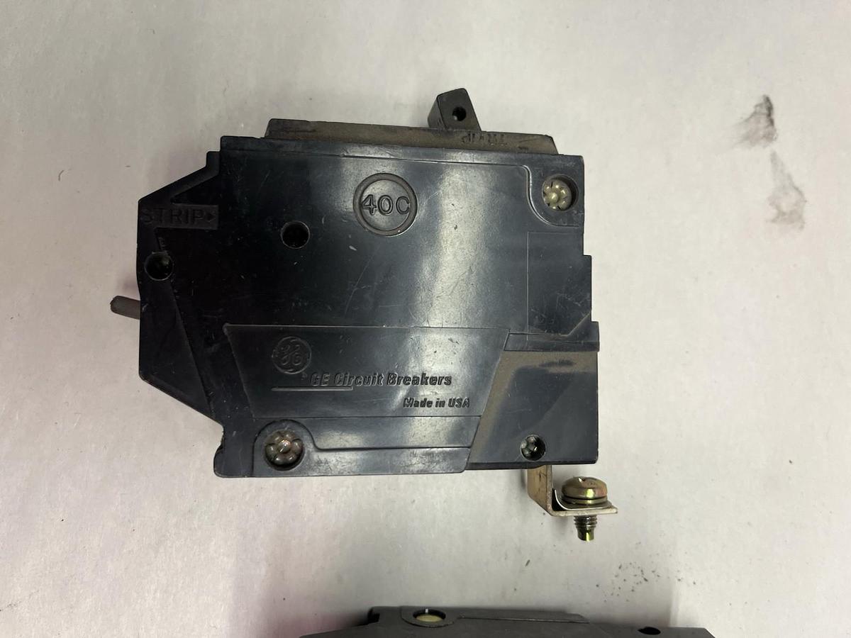 Used GE,THQB115,CIRCUIT BREAKER 15A 1P 120/240V 1PH LOT OF 8