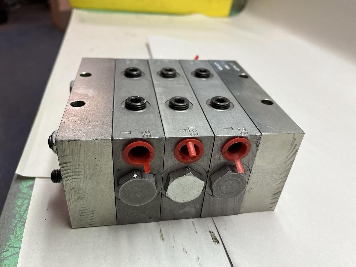 Used LUBRIQUIP,MX-C07-125T,DIVIDER VALVE W TWO MX-M06-25T VALVES