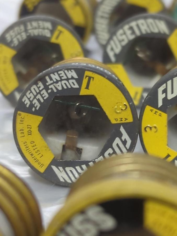 Used BUSSMANN,3 AMP,SCREW IN FUSE 3 AMP LOT OF 21 PRE-OWNED
