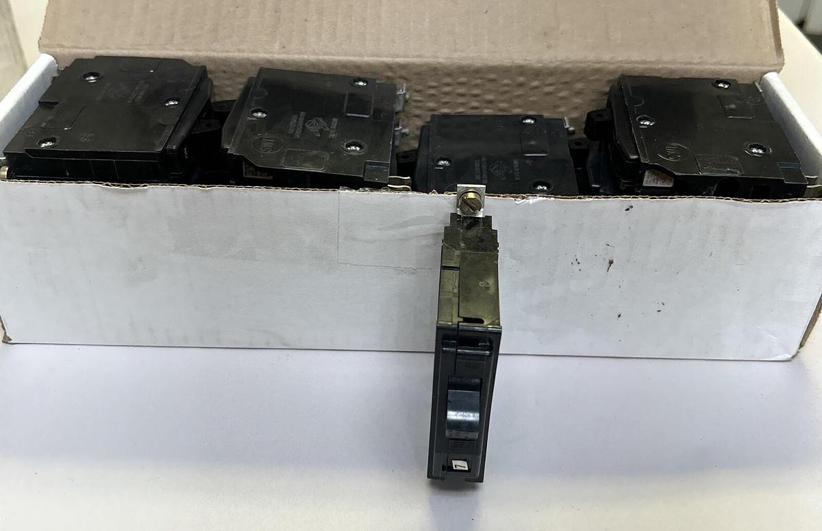 Used SQUARE D,QOB120,CIRCUIT BREAKER 20A 120/240V 1P LOT OF 8