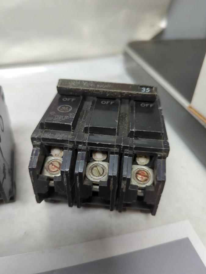 Used GENERAL ELECTRIC,THQL2135,CIRCUIT BREAKER 35 AMP 3-POLE LOT OF 2 PRE-OWNED