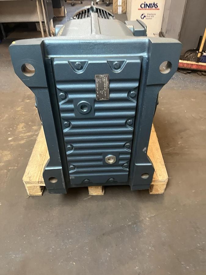 Used SEW EURODRIVE,KA157TDV280S4,GEARMOTOR RATIO 27.62 100HP 1780RPM