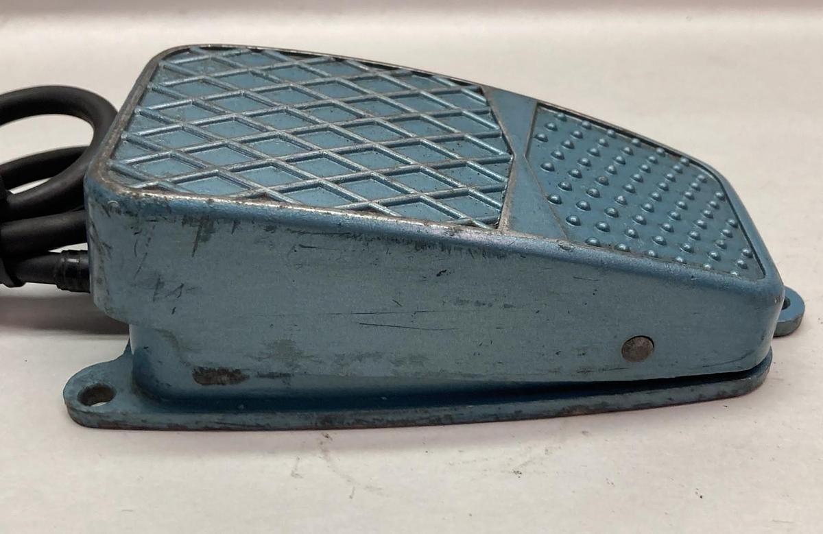 Used Kasuga,KFL-1,Foot Switch 250V 6A w/Cable
