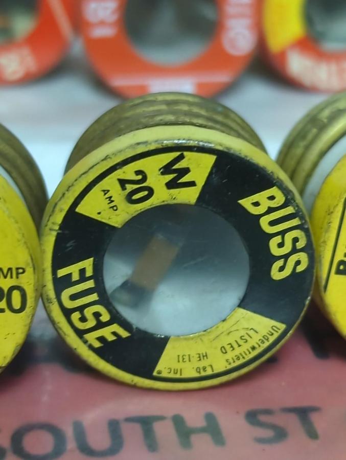 Used BUSSMANN,20 AMP,SCREW IN FUSE 20 AMP LOT OF 21 PRE-OWNED