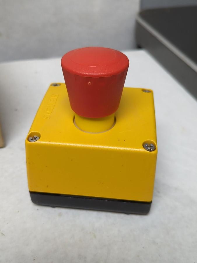 SIEMENS,3SB3 801-00G,EMERGENCY STOP SWITCH NEW