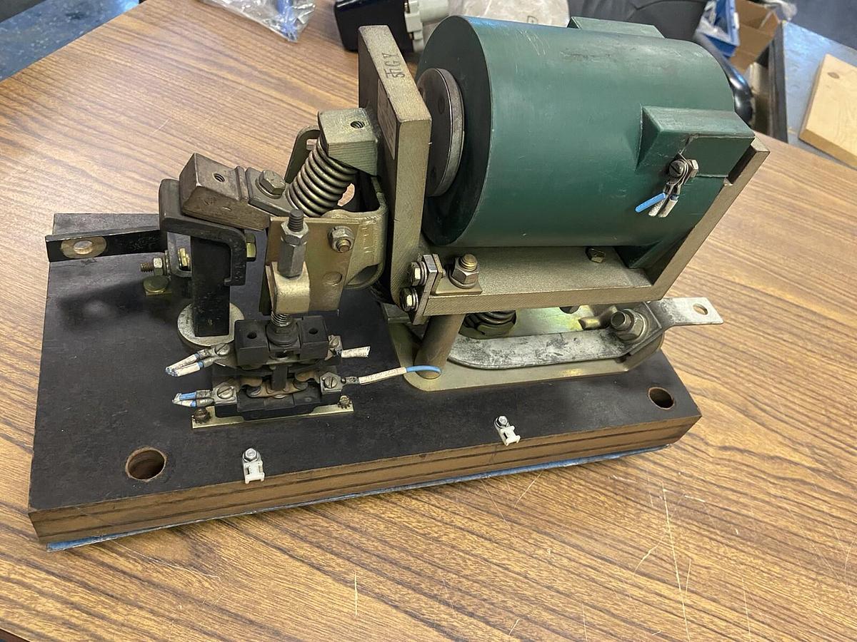 Used General Electric,IC2800-V106T3CC,DC Contactor