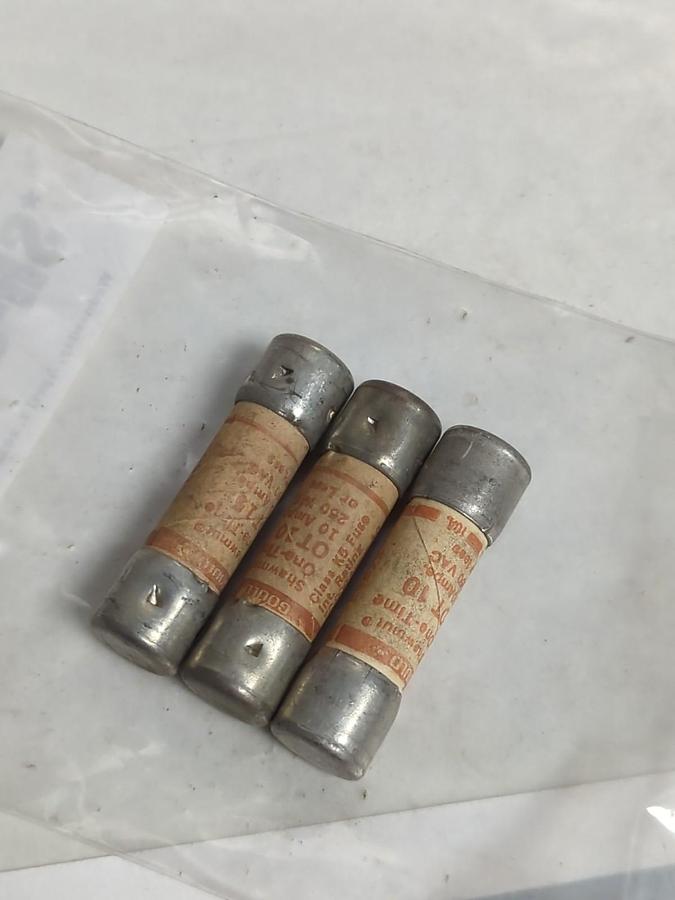 Used GOULD SHAWMUT,OT10,ONE TIME 10 AMP FUSE LOT OF 3 PRE-OWNED