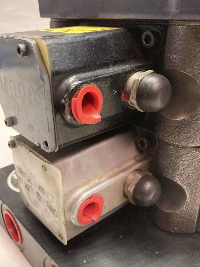 Used Moog,60B101H,Servo Valve w/ Valve Block