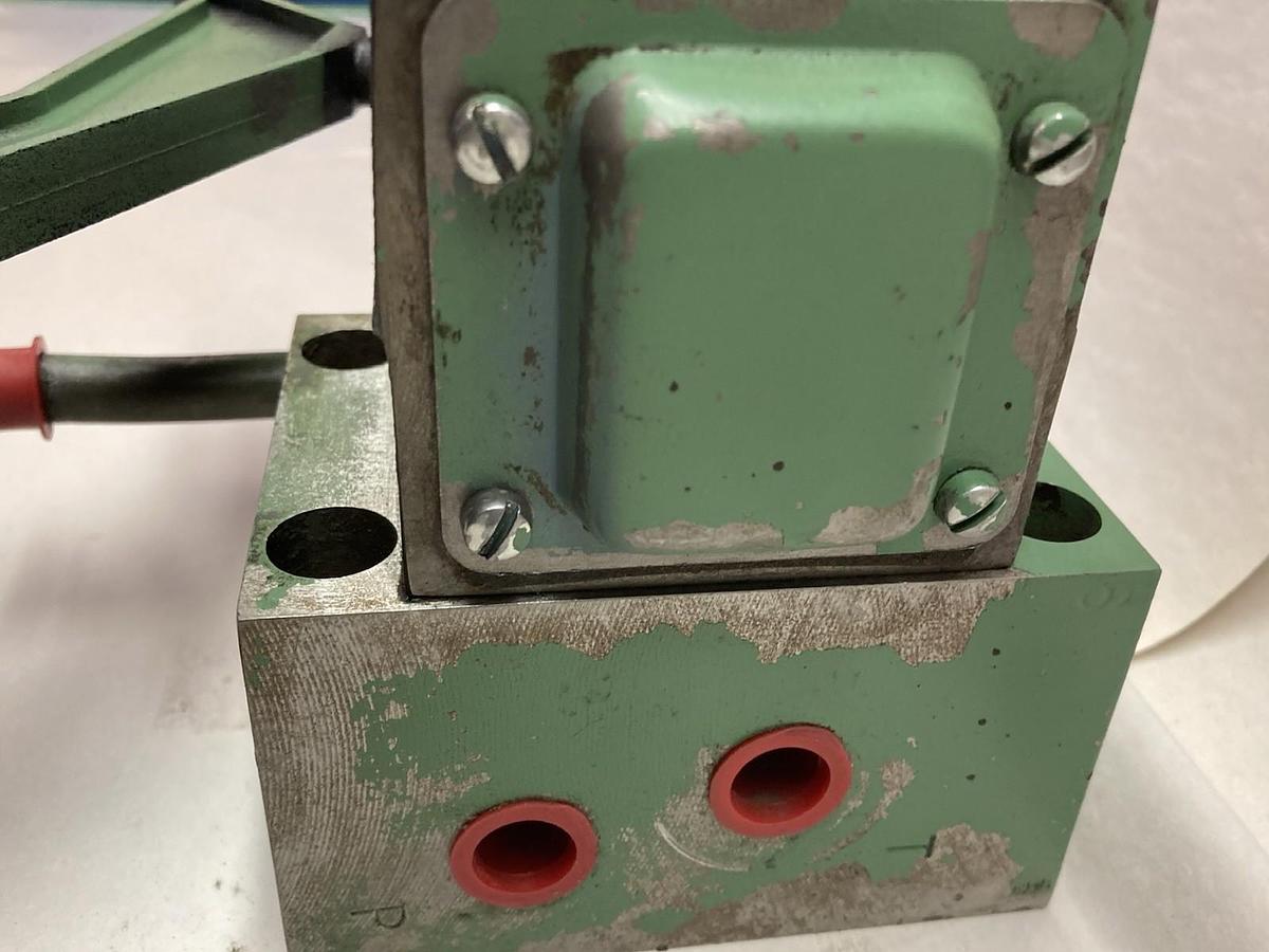 Used D/R Rivett,Model Z-4248,Directional Control Valve 3000psi