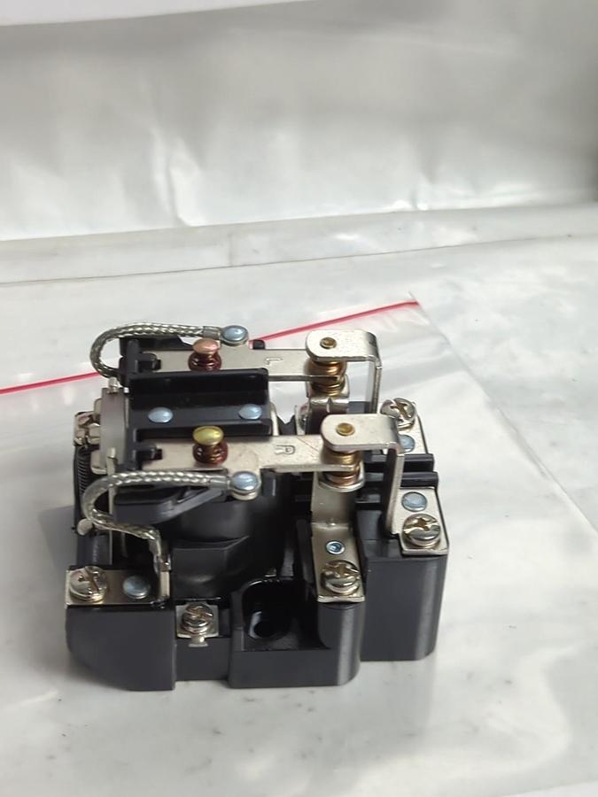 EATON,9575H3D000,SERIES D CONTACTOR 600V 60HZ 550V 50HZ NOS