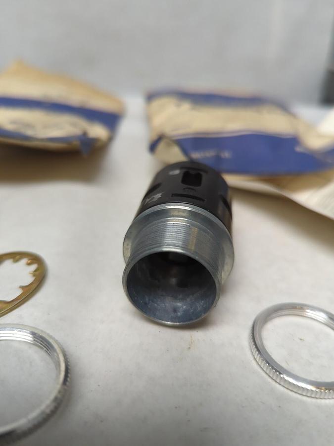 GENERAL ELECTRIC,CR103HD1,INDICATING LIGHT SOCKET 1 INCH DIAM 125V LOT OF 2 NOS