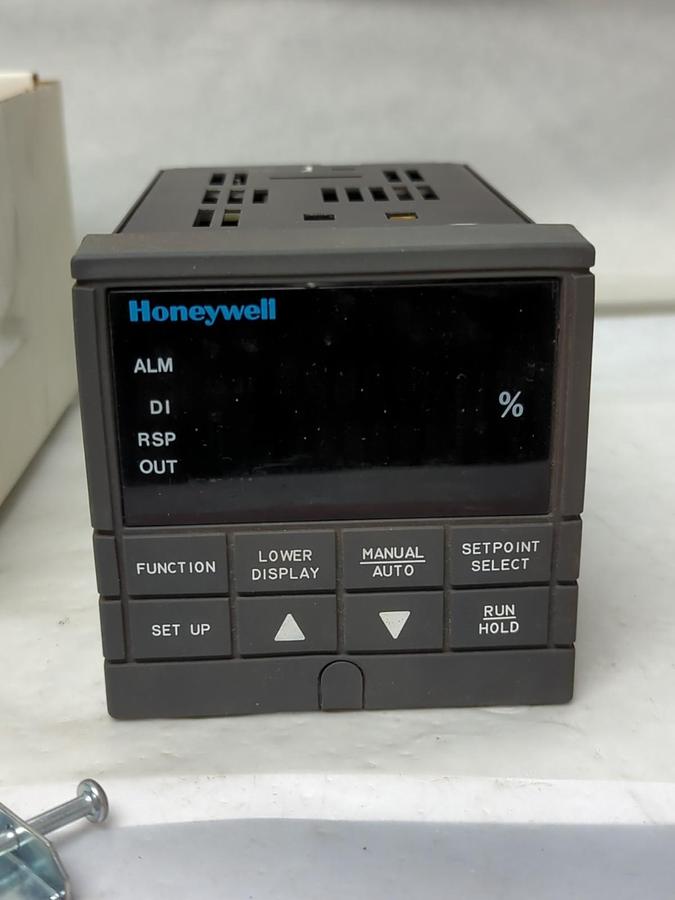 Used HONEYWELL,UDC3000,VERSA-PRO TEMPERATURE CONTROLLER 90-250VAC 50/60HZ 18VA USED