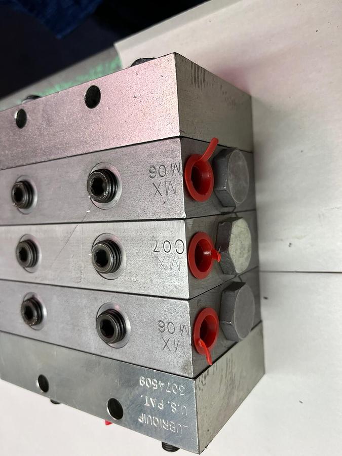 Used LUBRIQUIP,MX-C07-125T,DIVIDER VALVE W TWO MX-M06-25T VALVES