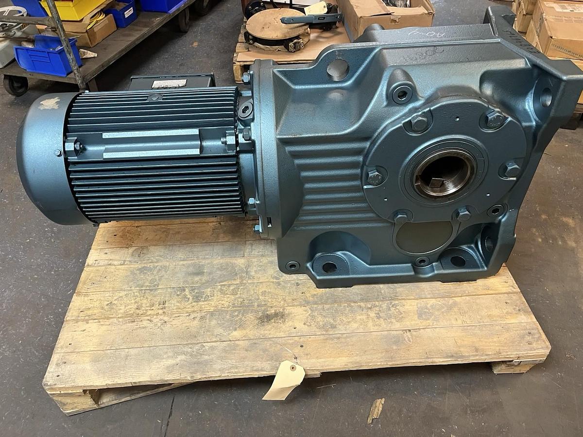 SEW EURODRIVE,KA127DV180M4,GEARMOTOR 25HP 1760RPM RATIO 47.82