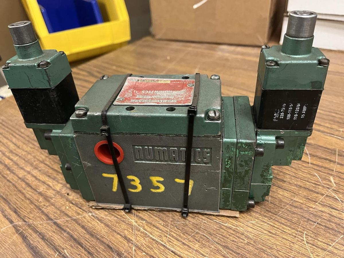 Used NUMATICS,33DSP8-001B30,PNEUMATIC SOLENOID VALVE 120V 33DSP8000-11B30