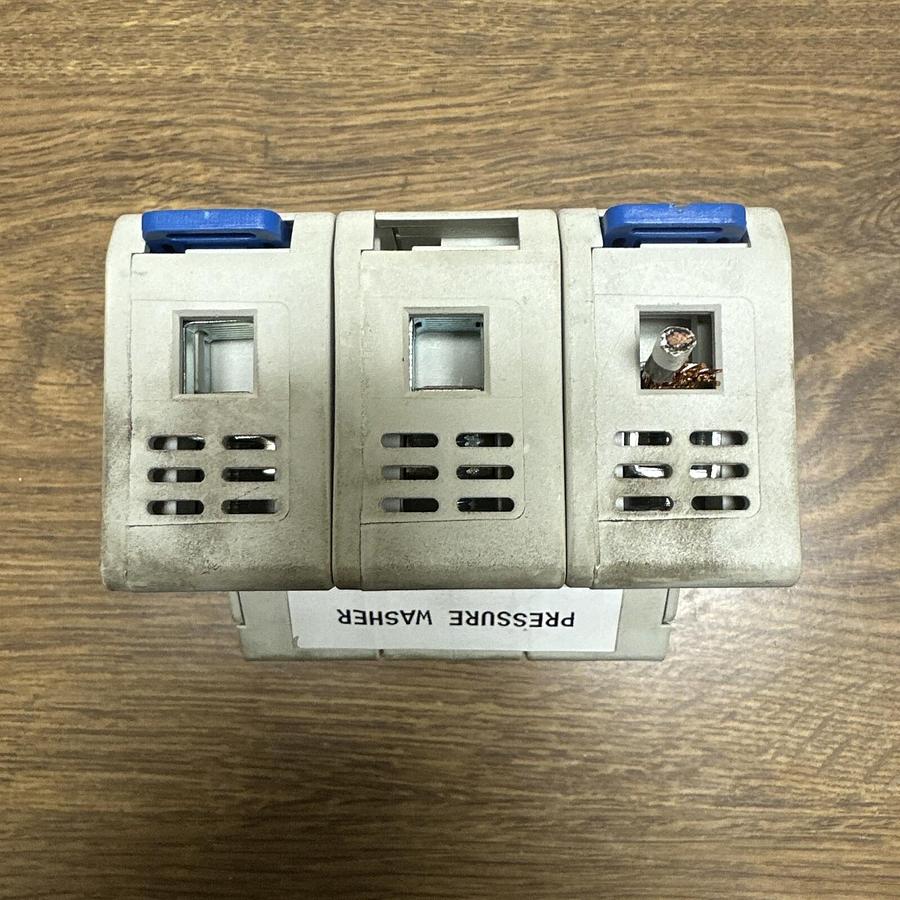 Used Ferraz Shawmut,US3J31, 20 AMP FUSE BLOCK DIN RAIL