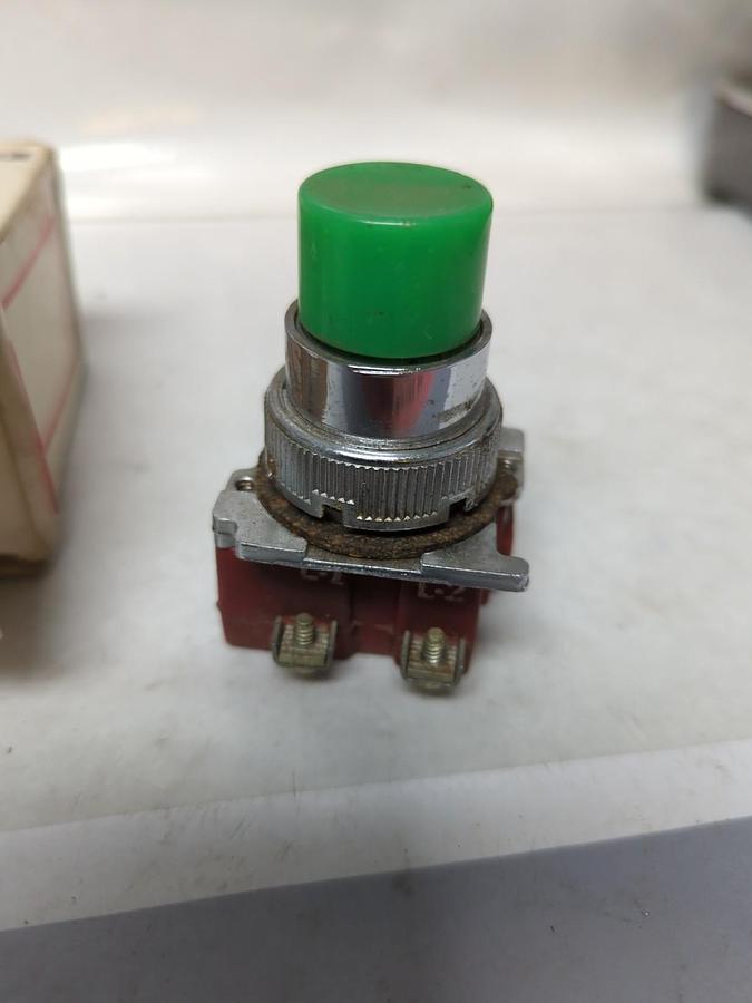 CUTLER-HAMMER,E30EF,COMPACT PUSH BUTTON INDICATOR LIGHT GREEN NOS