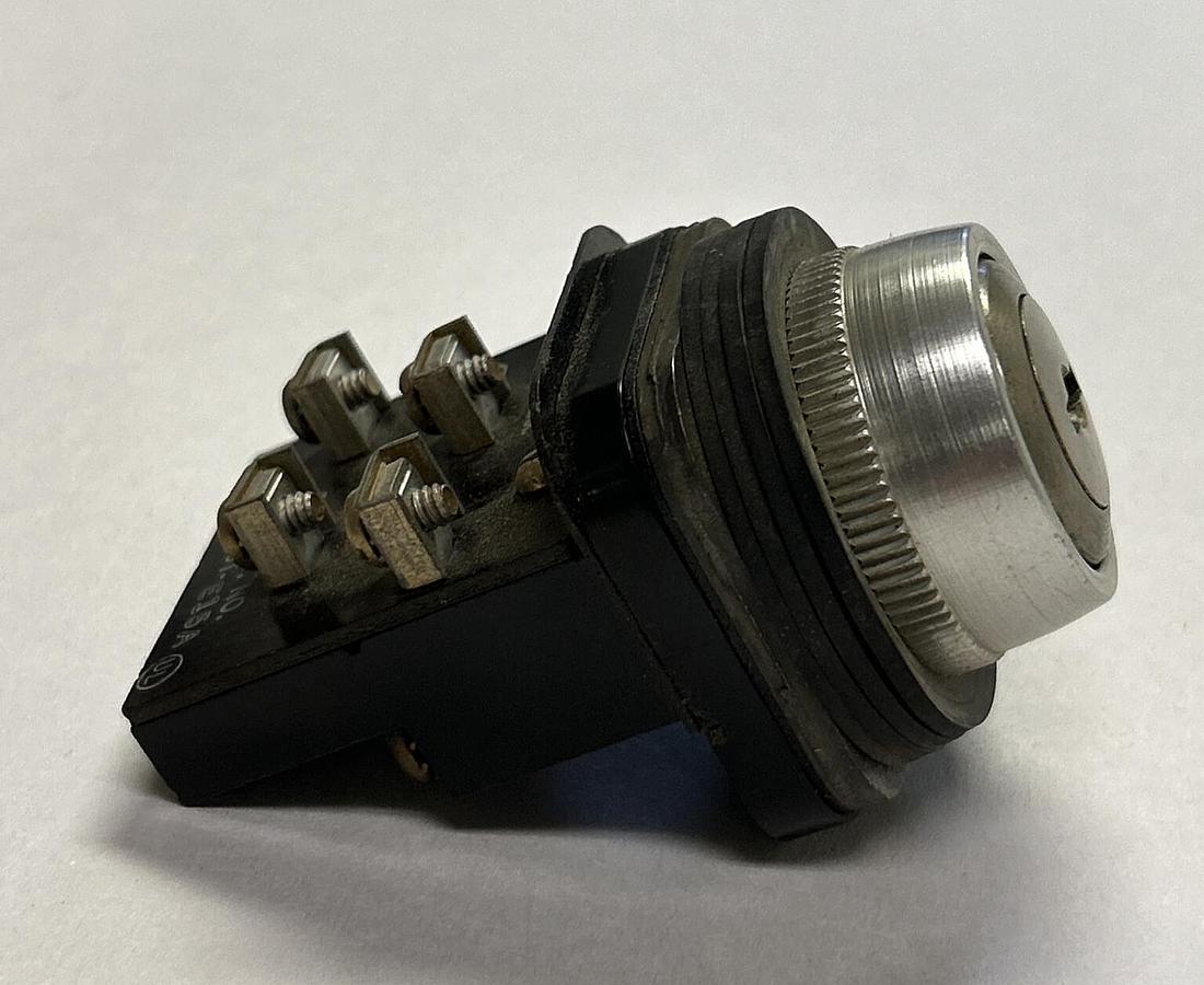 Used ALLEN BRADLEY,800T-E15A,PUSH BUTTON LOCK CYLINDER