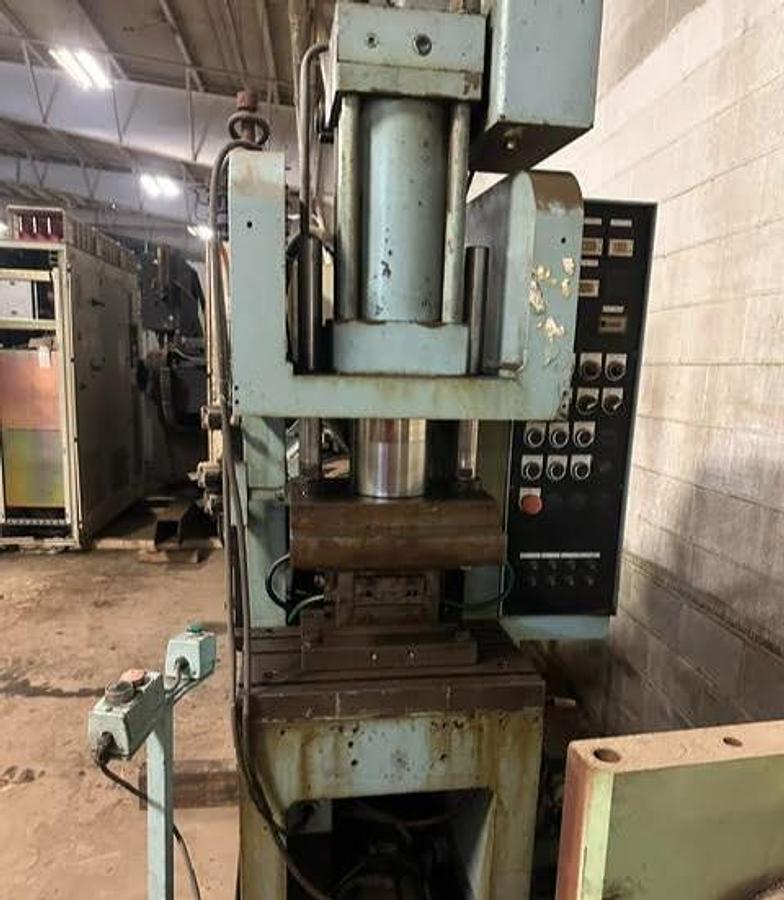 Used Sankei,S67 Injection Molding Machine