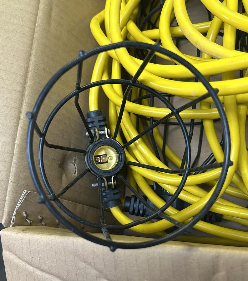 NORTHERN INDUSTRIAL,NORTHERN INDUST,100FT LIGHT STRING WITH 10 METAL LAMP GUARDS