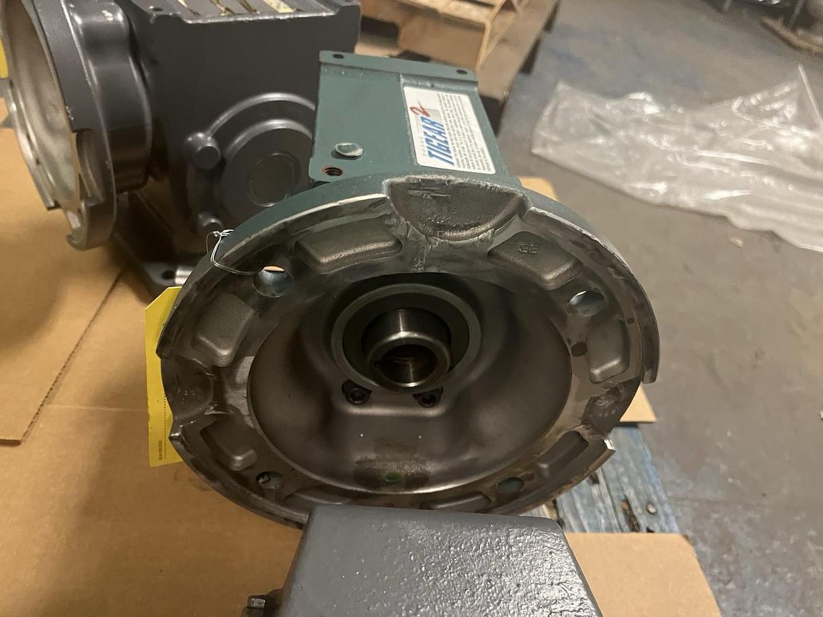 Used DODGE,26Q10LR18,TIGEAR 2 GEAR SPEED REDUCER SIZE 26 RATIO 10 1576RPM 4.92 HP