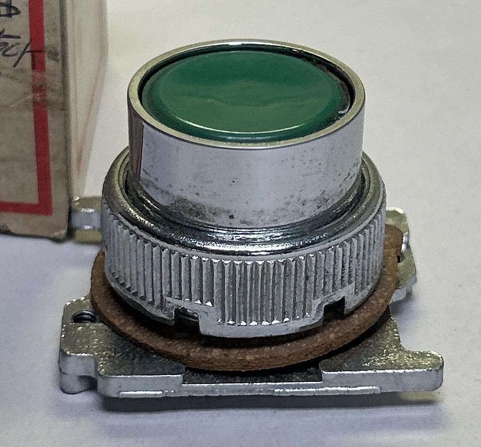 CUTLER-HAMMER,10250T30G,GREEN PUSH BUTTON NOS