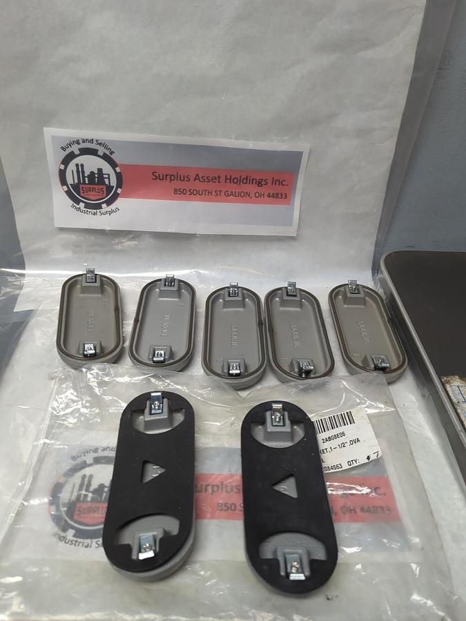 APPLETON,570F,CONDUIT BODY COVER WITH GASKET 1-1/2 INCH LOT OF 7 NOS