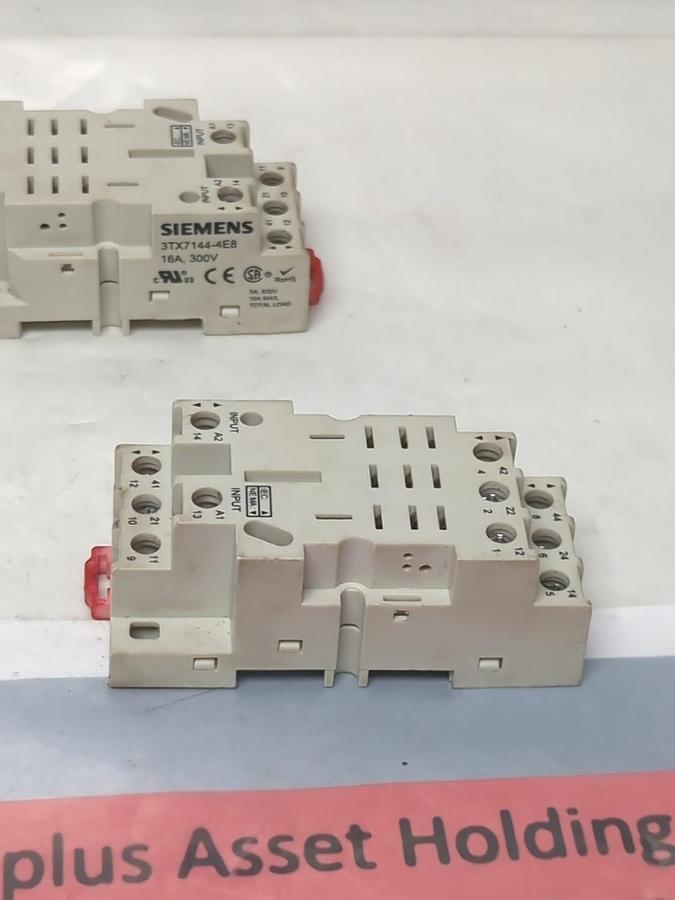 Used SIEMENS,3TX7144-4E8,TOUCH SAFE SOCKET RELAY 16 AMP 300 VOLT LOT OF 2 PRE-OWNED