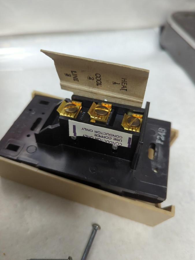 DAYTON,2E158,LINE-VOLTAGE THERMOSTAT HEATING-COOLING NOS