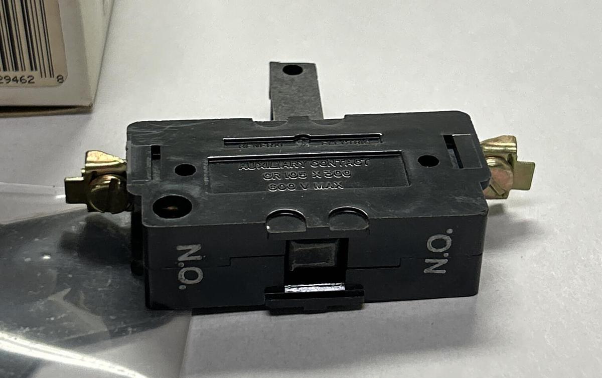 Used GENERAL ELECTRIC,CR105X300N,AUXILARY CONTACT NEW