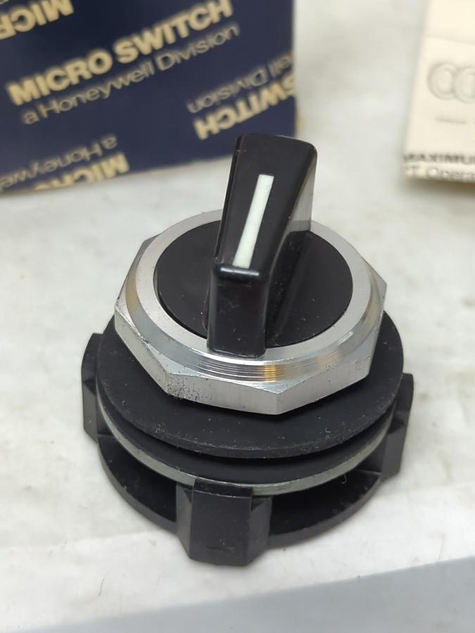 HONEYWELL MICRO SWITCH,PTSHA201,SELECTOR SWITCH SPRING RETURN 3-POSITION NOS