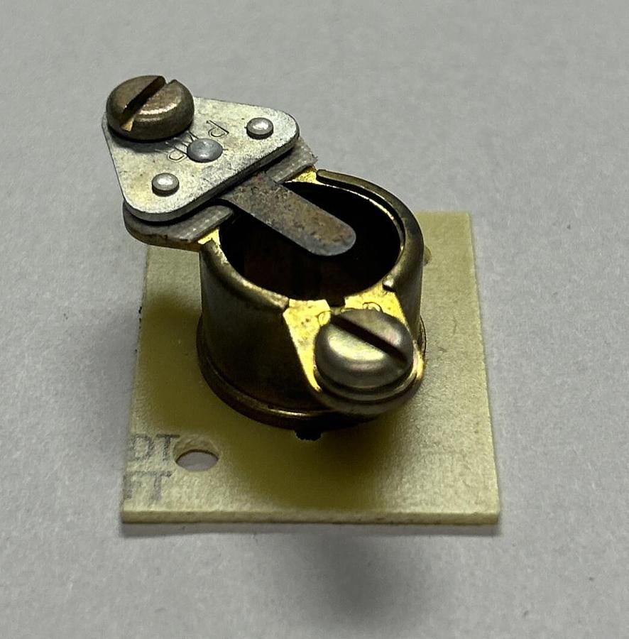 GRIMES,31-0909-1,LAMP HOLDER NOS