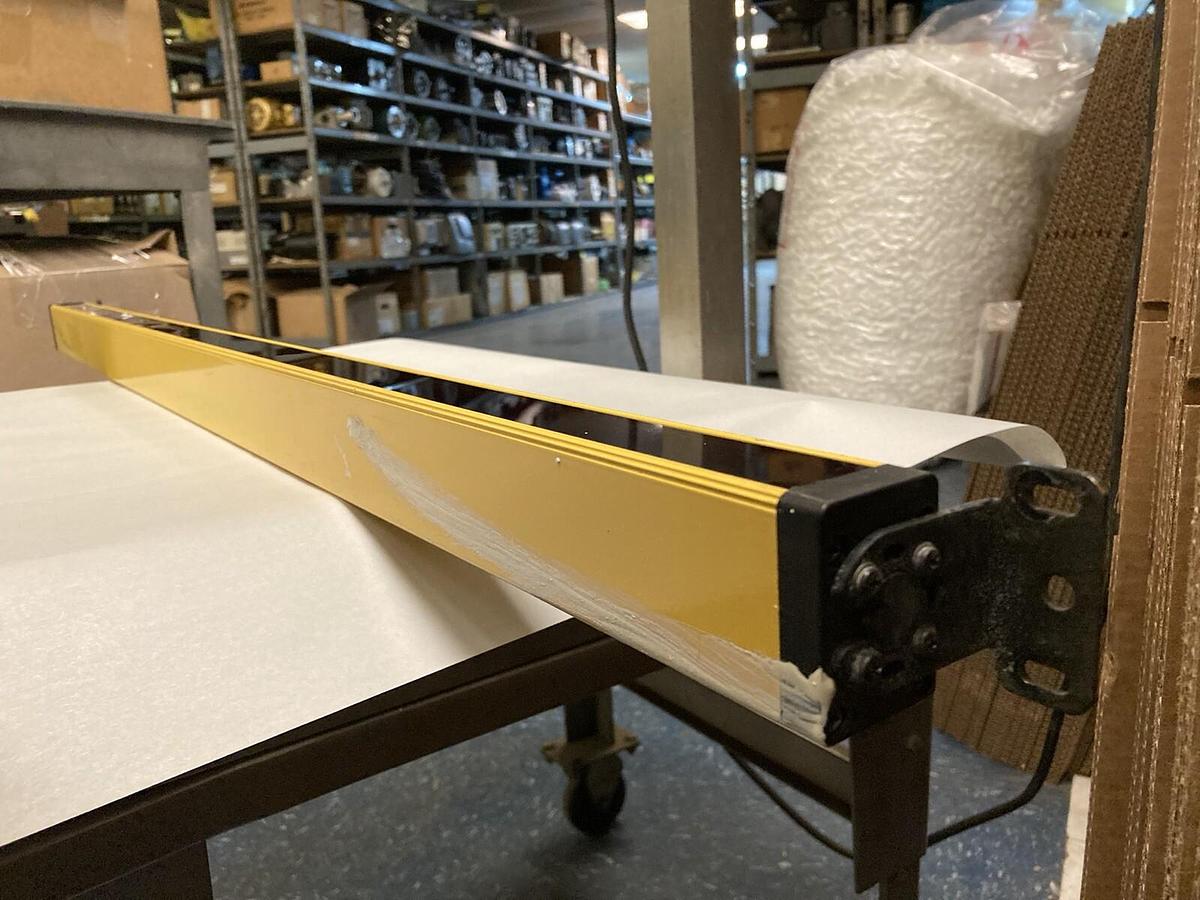 Used STI,MS46R-20-1045-Q2-R-NO-FP,Safety Light Curtain Reciever 24V