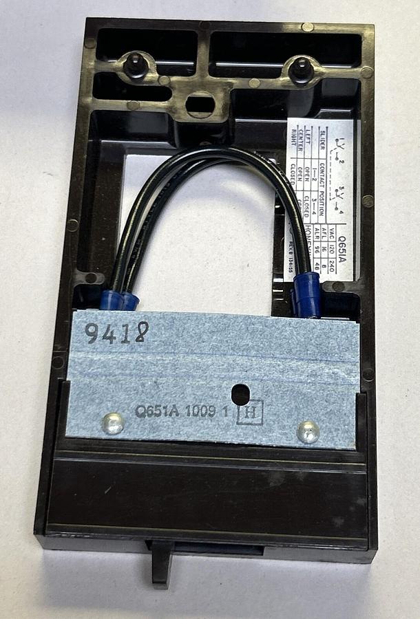 Used HONEYWELL,Q651A-1009,THREE POSITION SWITCH NEW