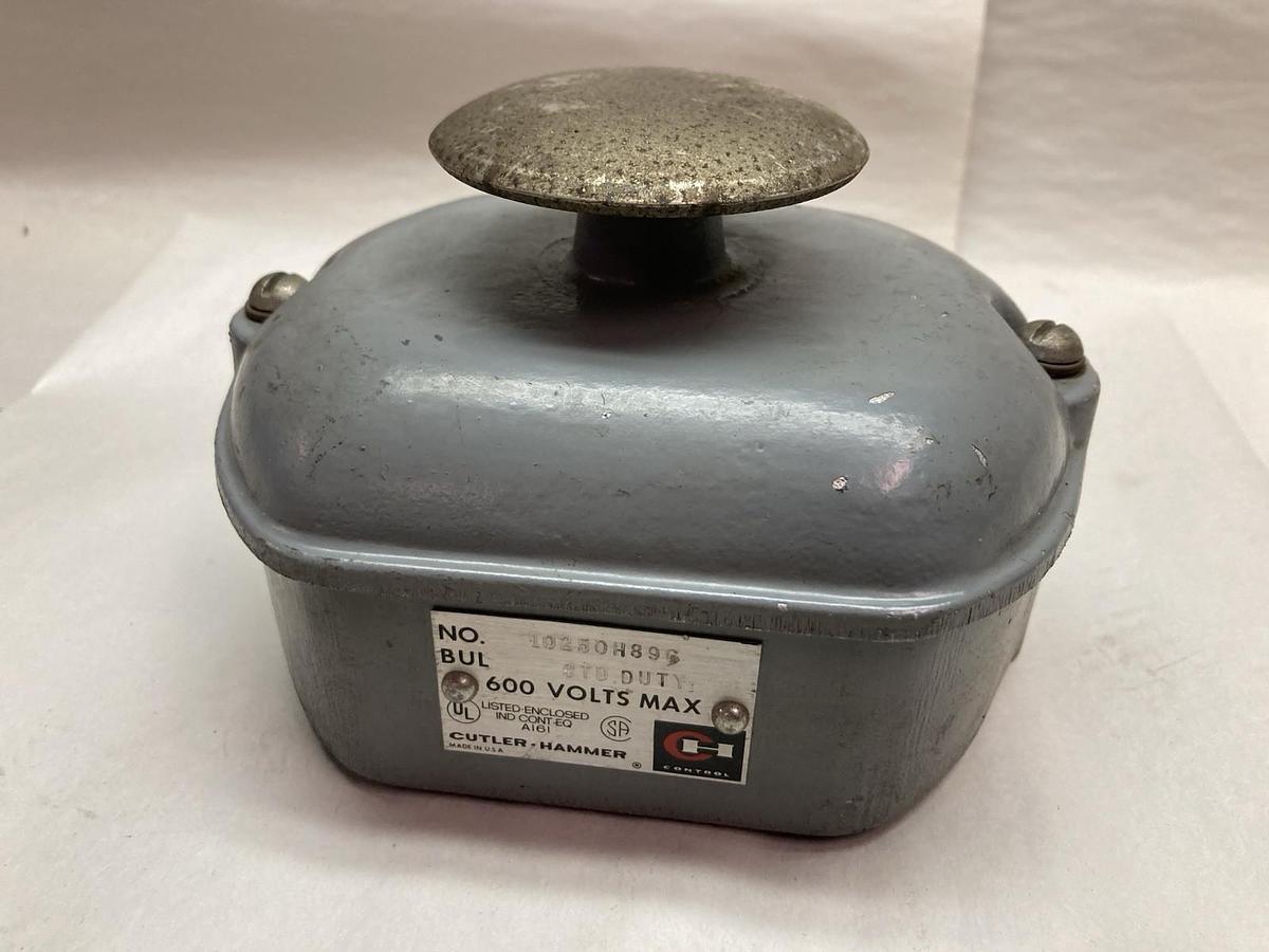 Used Cutler-Hammer,10250H89C,Push-Button Enclosure 600V Max