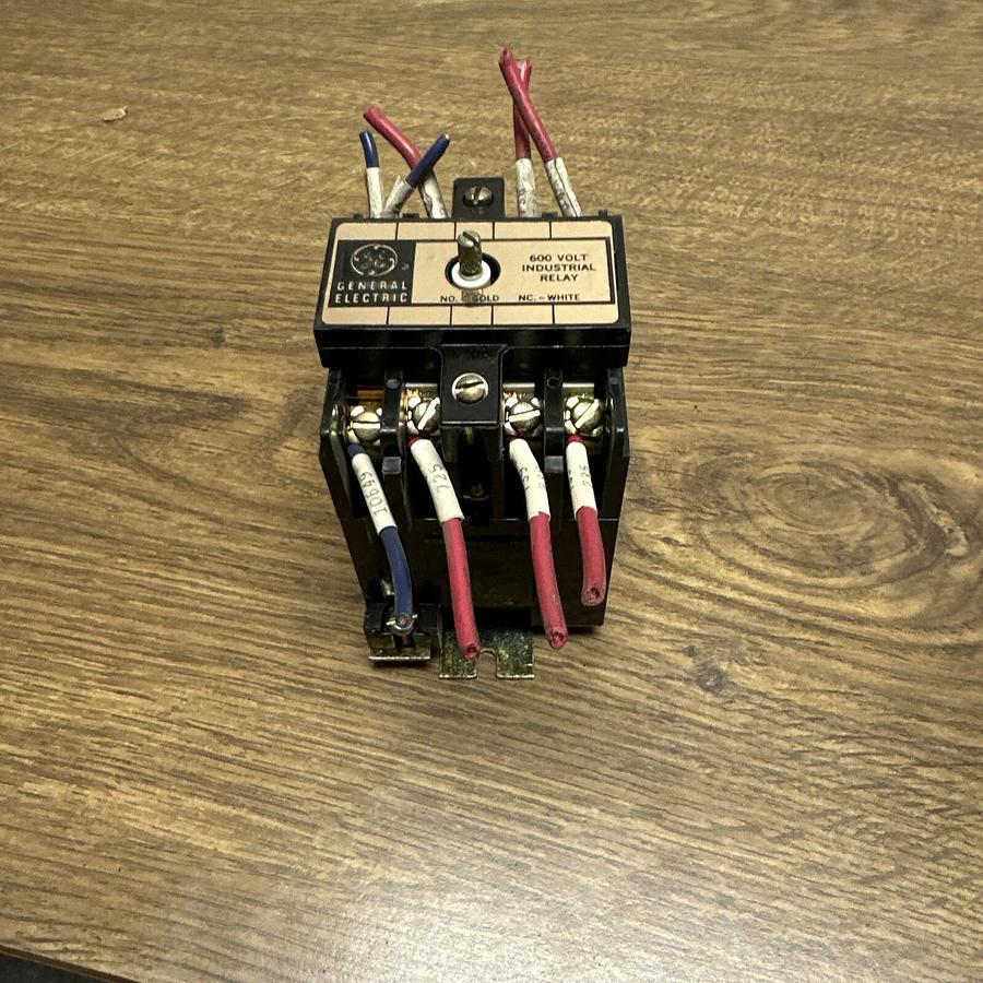 Used GE,CR120B 04D,INDUSTRIAL RELAY 115V COIL 10 AMP