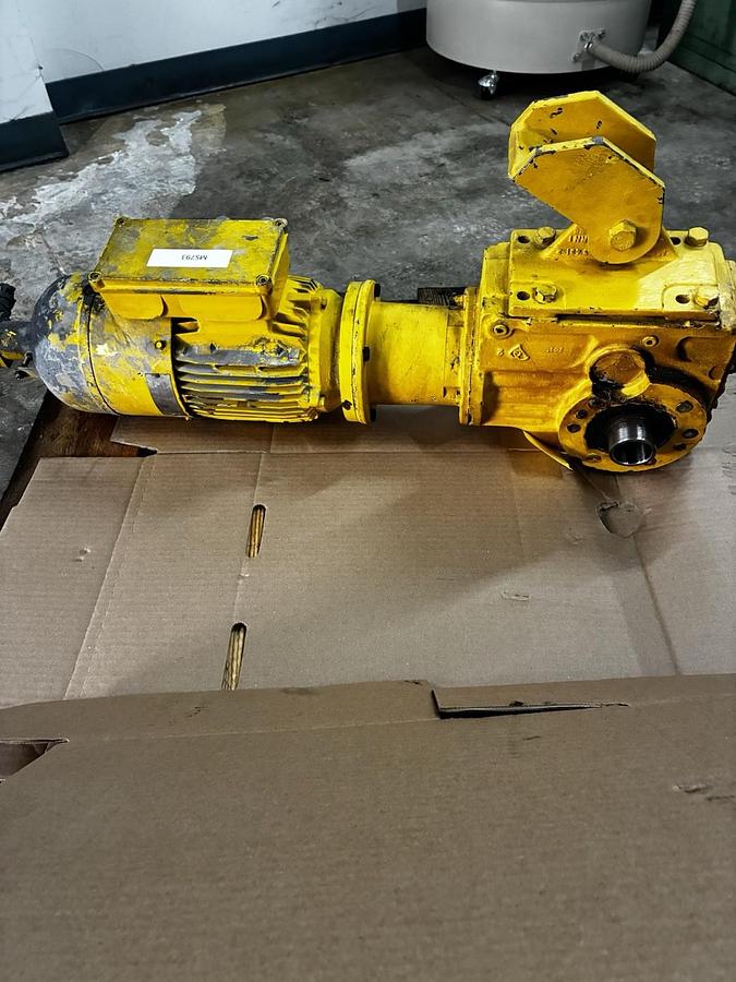 Used Sew Eurodrive,KH67T-LP145,GEAR REDUCER MOTOR RATIO 90.04 INPUT 1.5kW 1720RPM 3PH