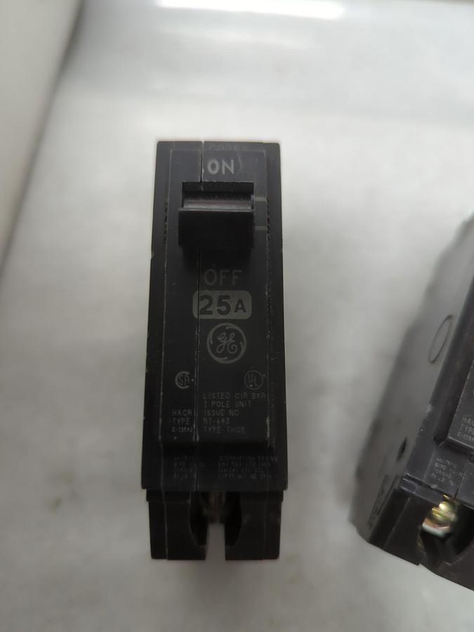 Used GENERAL ELECTRIC,THQB1125,CIRCUIT BREAKER 25 AMP 1-POLE LOT OF 2 PRE-OWNED